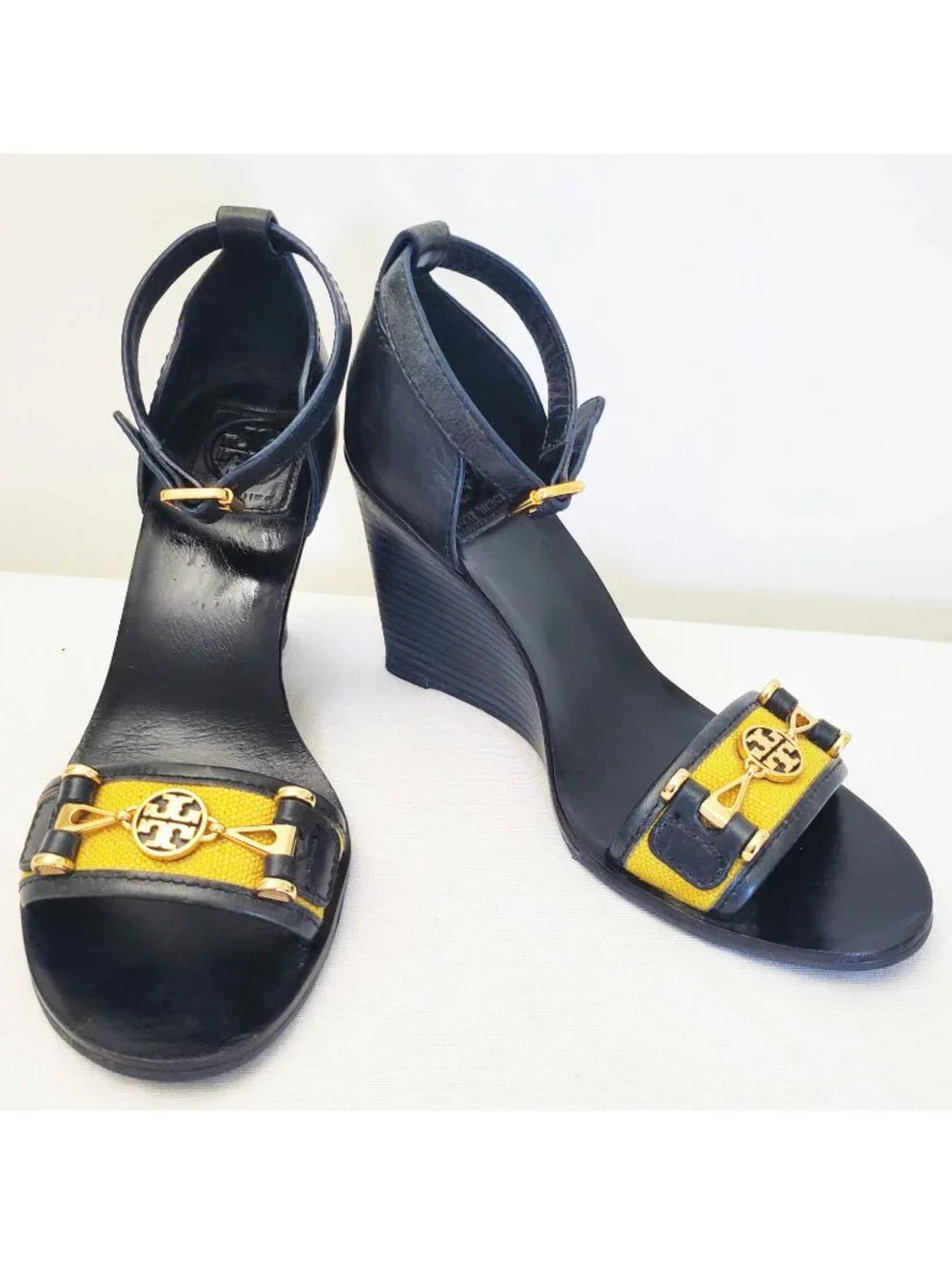 Tory Burch Women's Daria Navy Leather  Wedges Sandals Yellow Accent Gold Logo